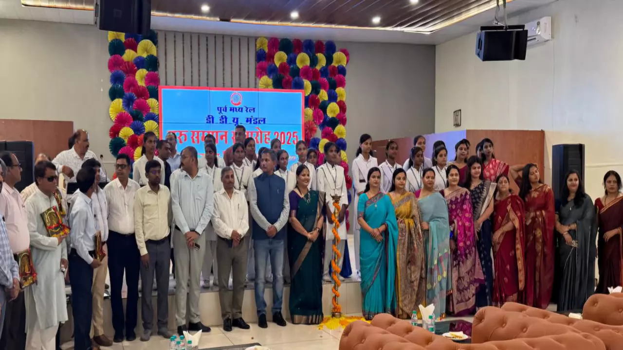 Chandauli News: शिक्षकों का सम्मान: पंडित दीन दयाल उपाध्याय मंडल में आयोजित गुरु सम्मान समारोह 2025