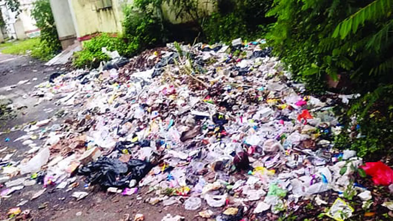 Jhansi News: रेलवे अस्पताल में गंदगी, सफाई और मरम्मत को लेकर लापरवाही, CHI नहीं देते ध्यान