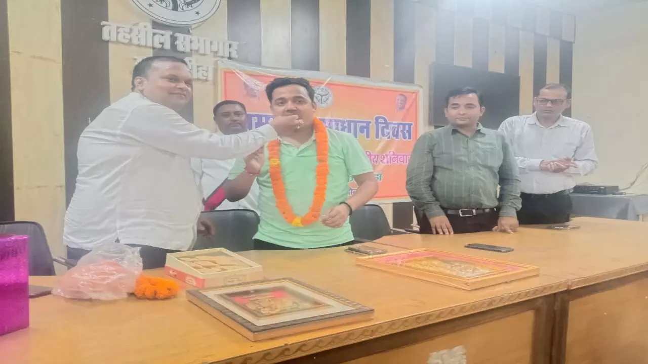Chandauli News: शिकायत निस्तारण में सकलडीहा टॉप, SDM सम्मानित