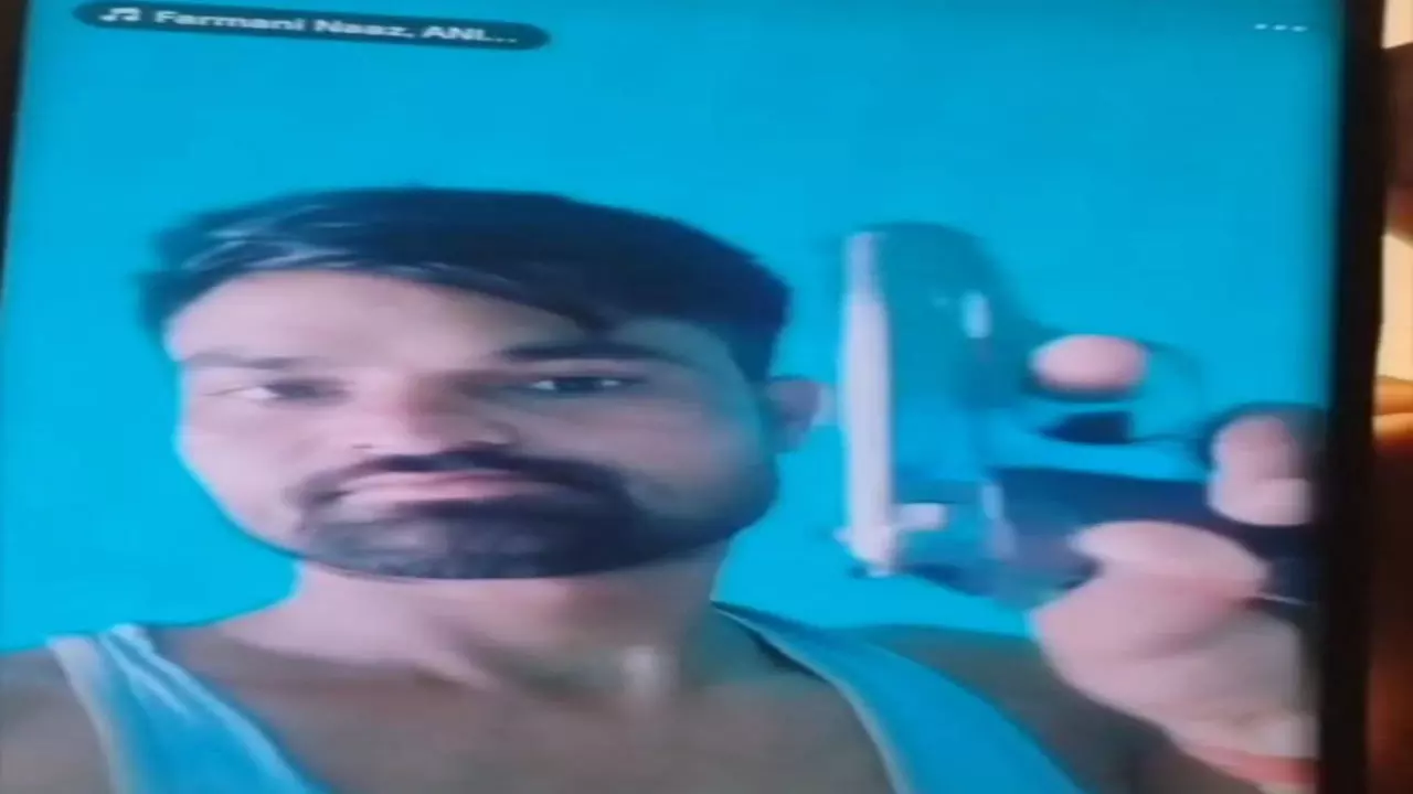Mathura News: फेसबुक स्टेटस पर तमंचा लहराया, मथुरा पुलिस ने कसा शिकंजा