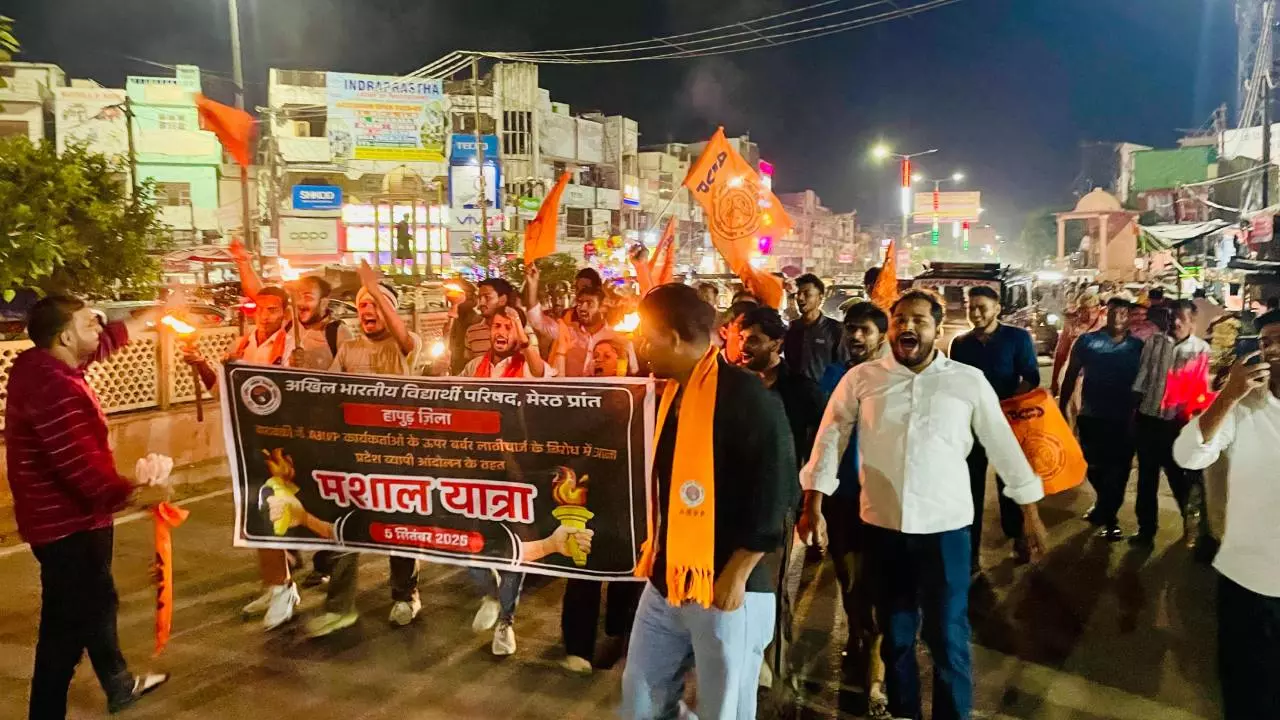 Hapur News: हापुड़ में एबीवीपी का आक्रोश फूटा,मशाल यात्रा में छात्र-युवाओं ने जताया रोष