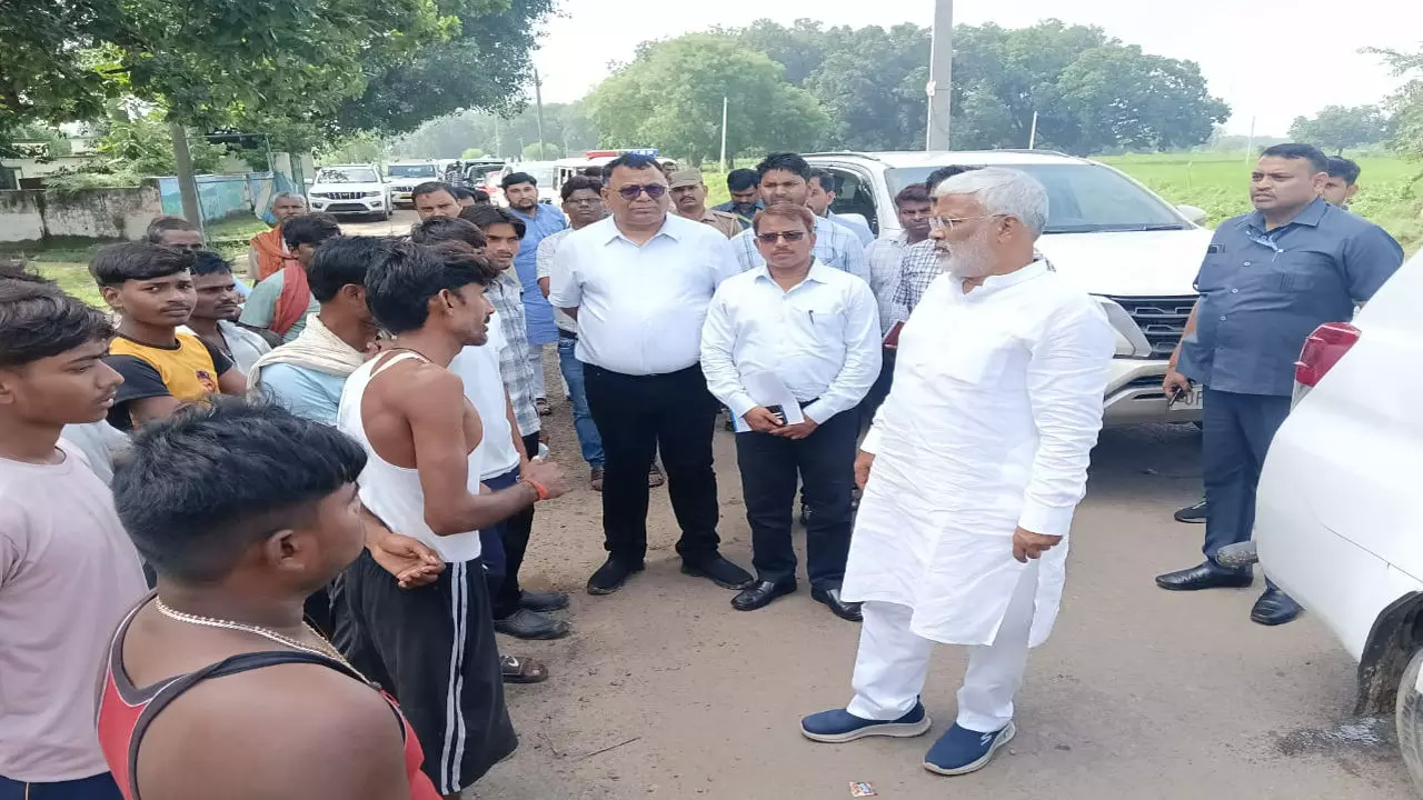 Chitrakoot News: चित्रकूट में नहर बंद, मंत्री स्वतंत्र देव सिंह की फटकार पर छोड़ा गया पानी