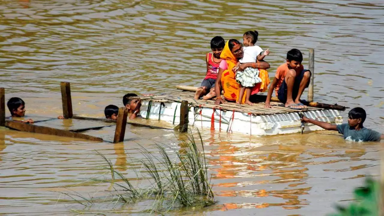 मुरादाबाद में कोसी नदी का कहर, दर्जनभर गांव बाढ़ की चपेट में, फसलें तबाह, ग्रामीण बेहाल