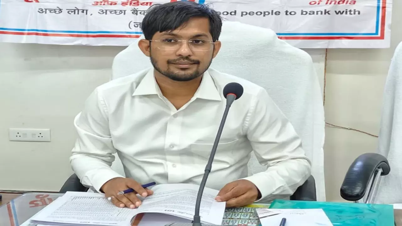 Chandauli News: DM की मेहनत रंग लाई, टॉप-10 की सूची में पहुंचा जिला Chandauli News: DM की मेहनत रंग लाई, टॉप-10 की सूची में पहुंचा जिला