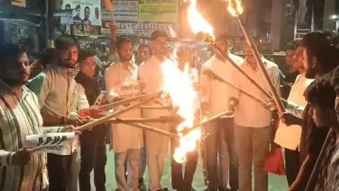 Kasganj News: ABVP कार्यकर्ताओं का ओमप्रकाश राजभर पर फूटा गुस्सा, मशाल जुलूस निकाल जताया विरोध Kasganj News: ABVP कार्यकर्ताओं का ओमप्रकाश राजभर पर फूटा गुस्सा, मशाल जुलूस निकाल जताया विरोध