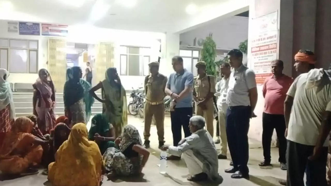 Kasganj News: हाई टेंशन लाइन की चपेट में परिवार के 5 लोग झुलसे, 9 वर्षीय बालक की मौत, 4 गंभीर