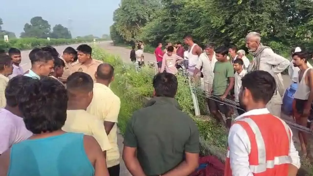Kanpur News: हाईवे किनारे युवक का शव मिलने से सनसनी, परिजनों ने जताई हत्या की आशंका