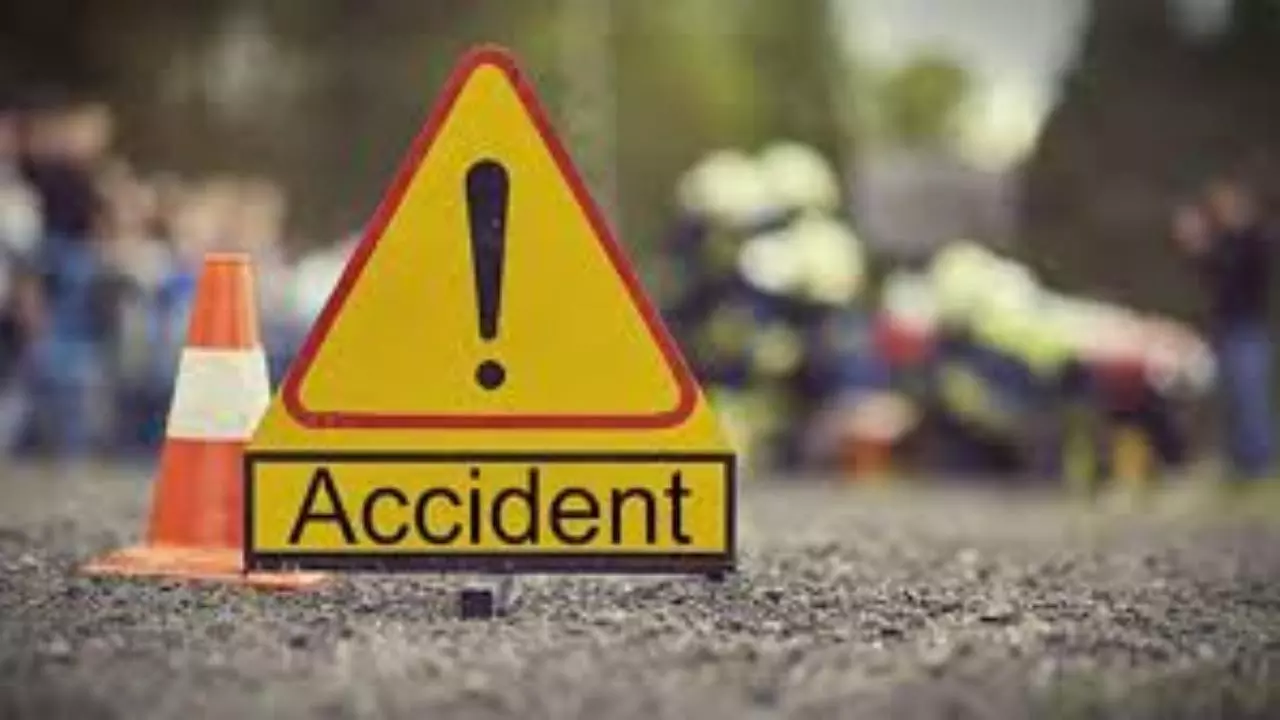 Firozabad News: आगरा-लखनऊ एक्सप्रेस-वे पर बड़ा हादसा, शव लेकर जा रही एंबुलेंस डीसीएम से टकराई