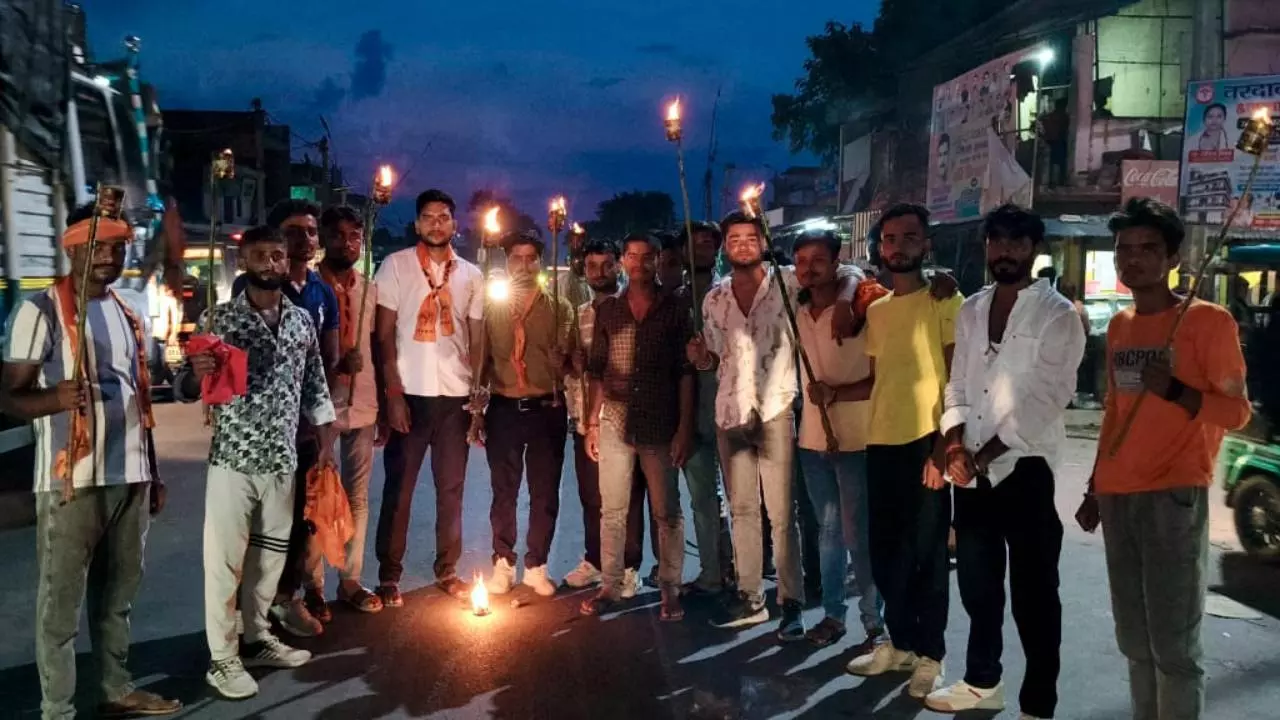 Balrampur News: बलरामपुर में ABVP का आक्रोश,मशाल यात्रा निकालकर विश्वविद्यालय बंद करने की मांग