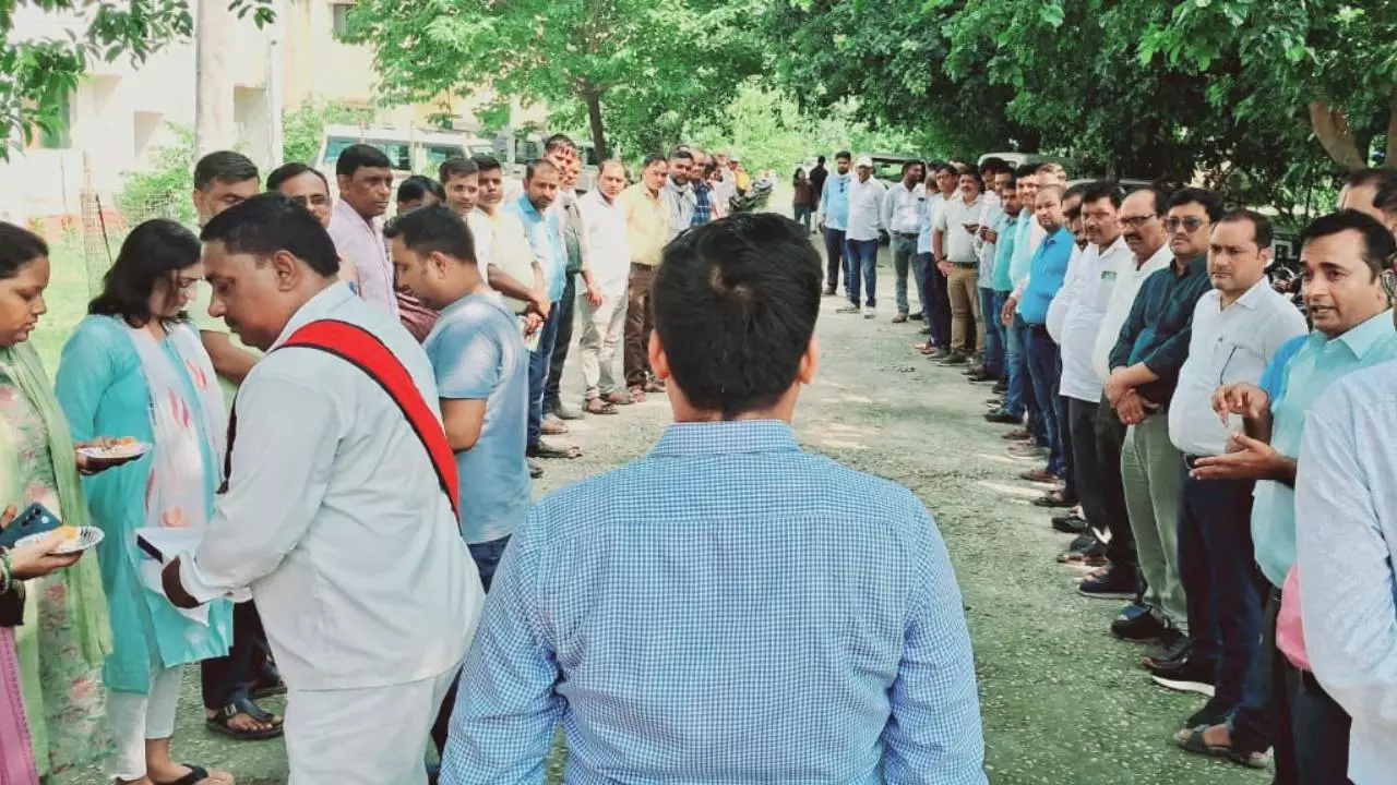 Chandauli News: SDM ने तहसील कर्मियों को मिठाई खिलाकर कर जोश भरा, जानिए क्यों