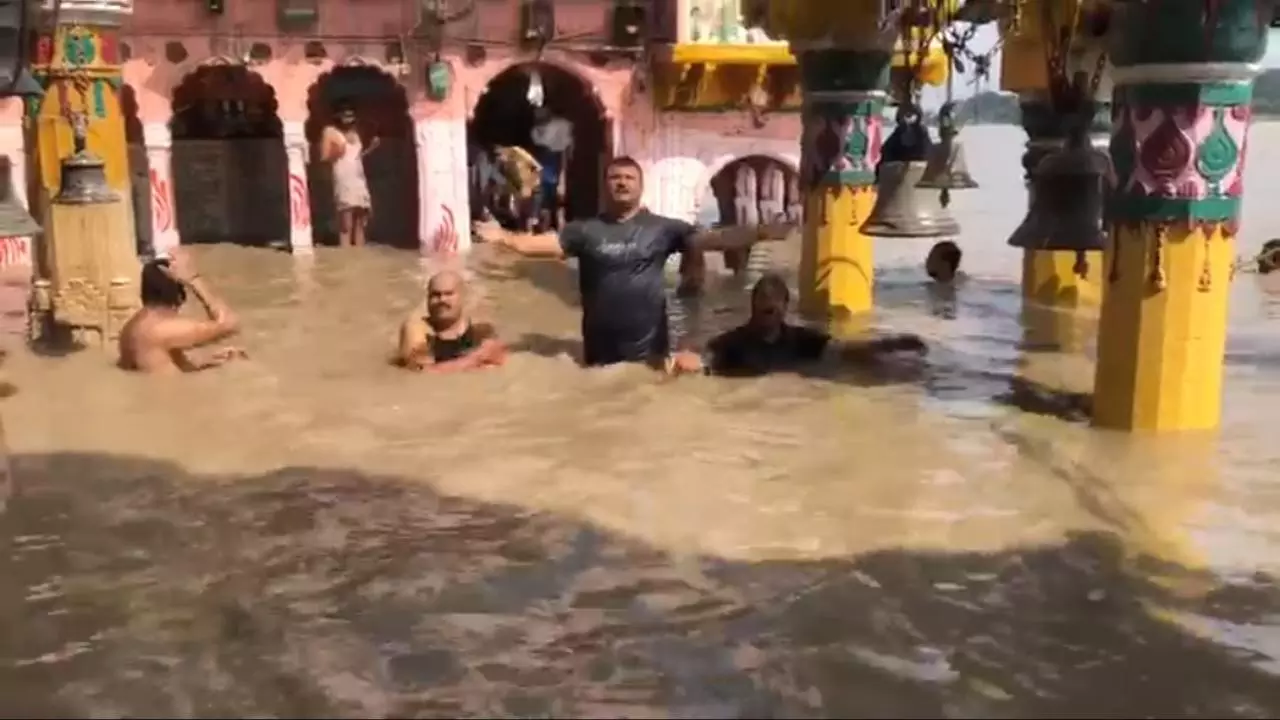 Mathura News: मथुरा में यमुना का जलस्तर बढ़ा, दाऊजी घाट रोड तक पहुंचा पानी, लोगों में बढ़ी चिंता