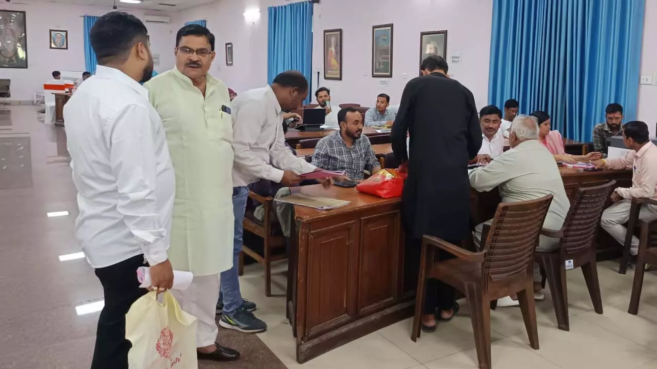 Crowded crowd at municipal corporations solution day, residents upset with notice of 7.32 lakhc