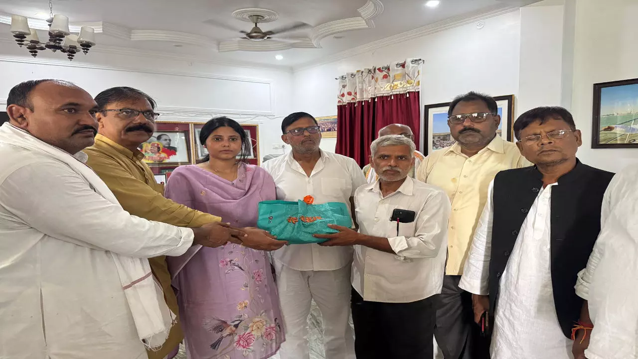 Jaunpur News: सड़क हादसे में घायल युवक की मदद के लिए आगे आईं सांसद प्रिया सरोज Jaunpur News: सड़क हादसे में घायल युवक की मदद के लिए आगे आईं सांसद प्रिया सरोज
