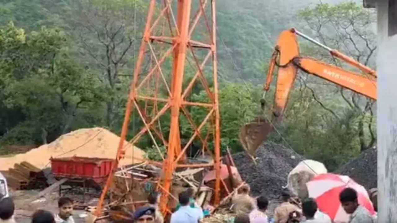 Gujarat: पावागढ़ रोपवे हादसे में ट्रॉली गिरने से 6 की मौत, निर्माण सामग्री ले जाते वक्त टूटा केबल