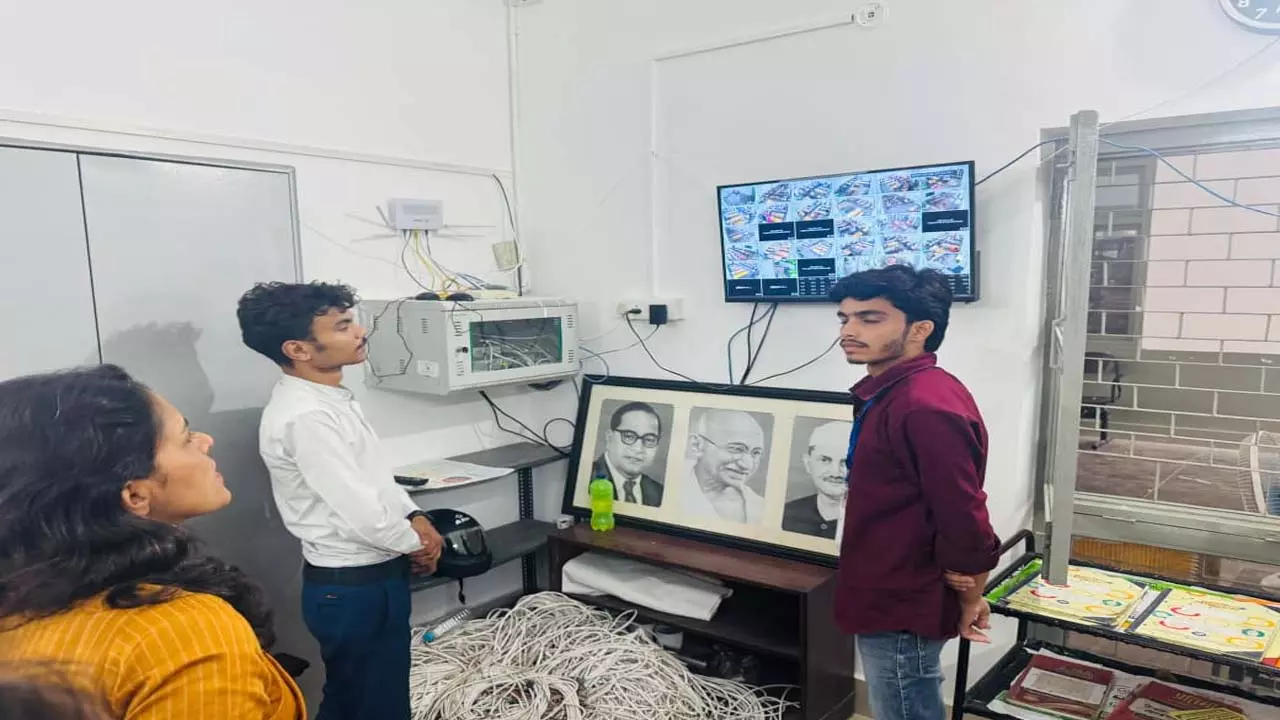 Lucknow News: PET की परीक्षा के दौरान मण्डलायुक्त डॉ.रोशन जैकब ने किया एग्जाम सेंटरों का निरीक्षण
