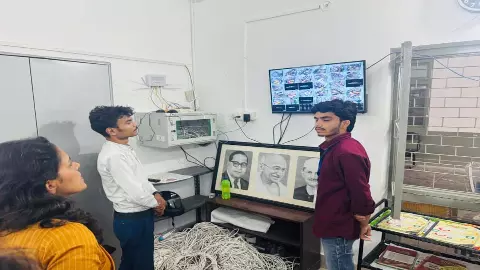 Lucknow News: PET की परीक्षा के दौरान मण्डलायुक्त डॉ.रोशन जैकब ने किया एग्जाम सेंटरों का निरीक्षण