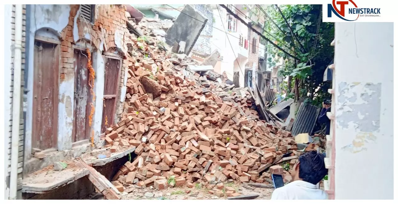 Lucknow News: लखनऊ में जर्जर मकान का हिस्सा ढहा, पांच बाइक मलबे में दबीं