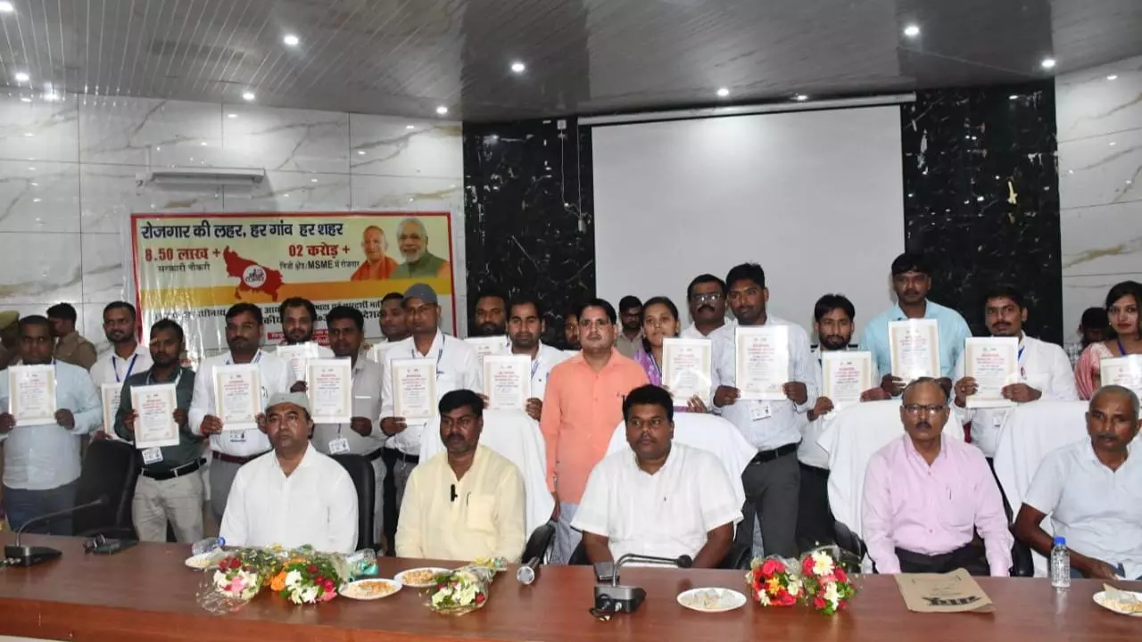 Siddharthnagar News: सिद्धार्थनगर में 25 नवनियुक्त अनुदेशकों को सौंपे गए नियुक्ति पत्र