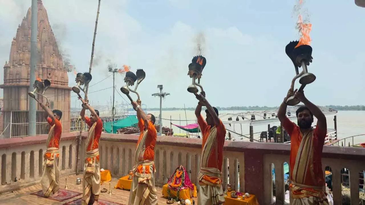 बनारस में चंद्रग्रहण का बड़ा असर, गंगा आरती का बदला समय, 34 साल में पांचवीं बार हुआ बदलाव