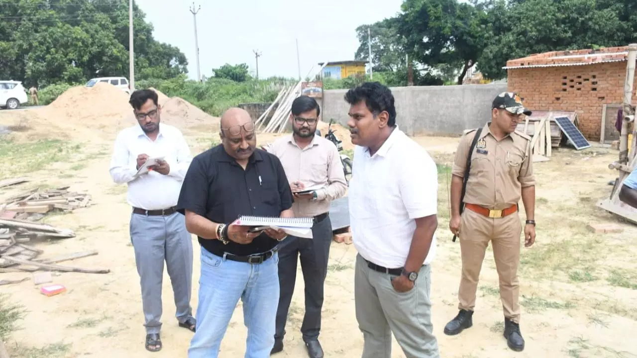 Siddharthnagar News: जिलाधिकारी ने निर्माण कार्यों का निरीक्षण कर  दिए निर्देश