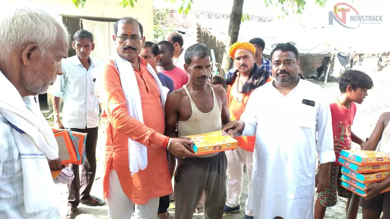 Hands forward for help, present and former block chiefs distribute to flood victims