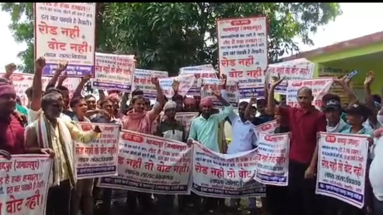 Chandauli Protest: जर्जर सड़क पर सपा सांसद- विधायक लापता, ग्रामीणों ने चिपकाए पोस्टर