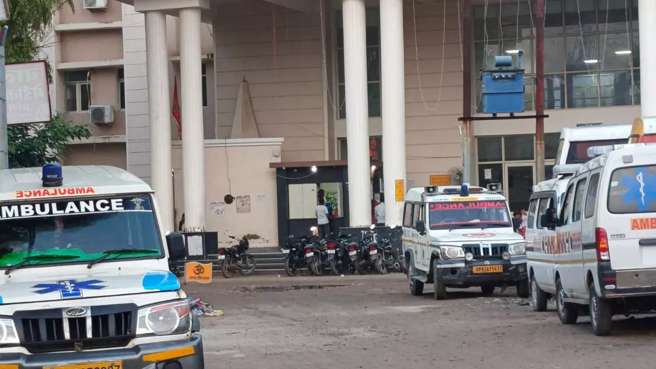 Etah Medical College Scam: एंबुलेंस माफिया हावी, डॉक्टरों की मिलीभगत से गरीबों से ठगी
