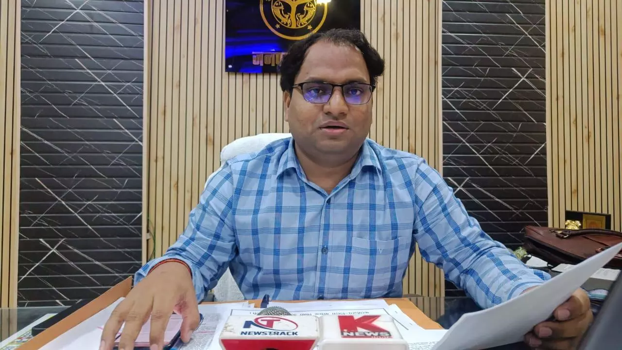 Chandauli News: बीएसए ने 27 शिक्षकों को कारण बताओ नोटिस जारी, शिक्षा व्यवस्था पर सवाल