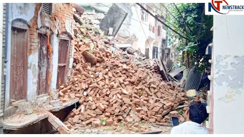 Lucknow News: लखनऊ में जर्जर मकान का हिस्सा ढहा, पांच बाइक मलबे में दबीं