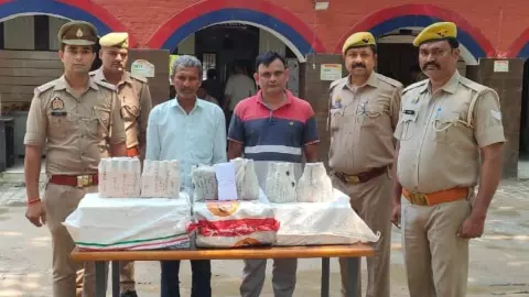 Azamgarh News: शराब की दुकान पर पुलिस और आबकारी विभाग की संयुक्त छापेमारी, मची खलबली