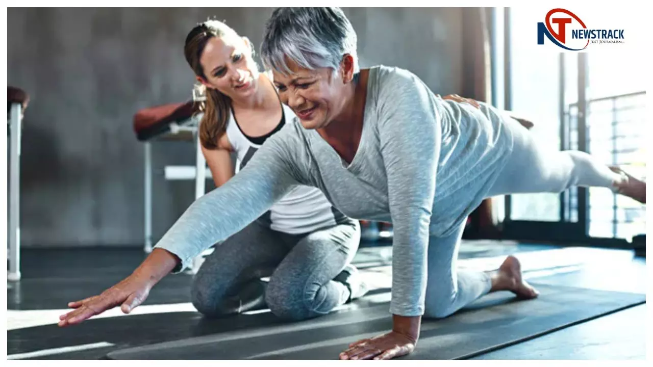 World Physiotherapy Day 2025: घंटों स्क्रीन यूज़ करने वालों के लिए फिजियोथेरेपी वरदान साबित