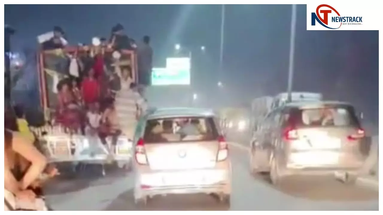 Hapur News: हाइवे पर गाड़ी की खिड़की से लटककर किया खतरनाक स्टंट