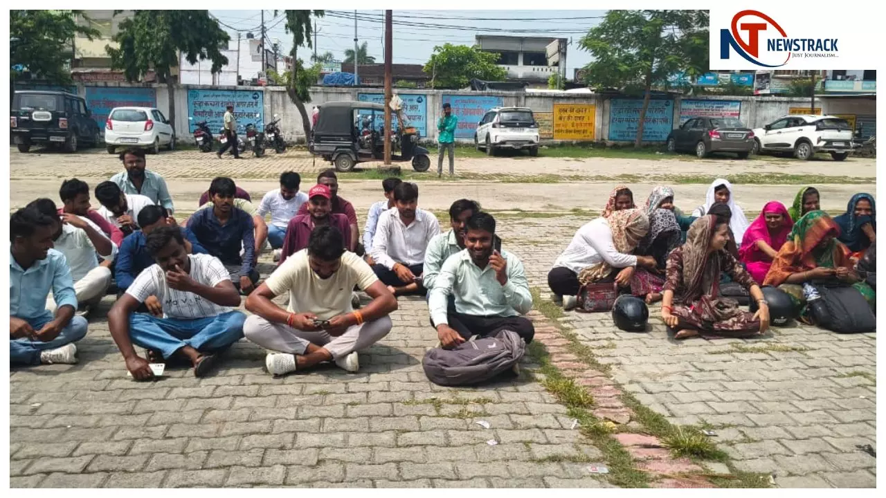 Siddharthnagar News: सिद्धार्थनगर के नौगढ़ में पंचायत सहायकों का धरना