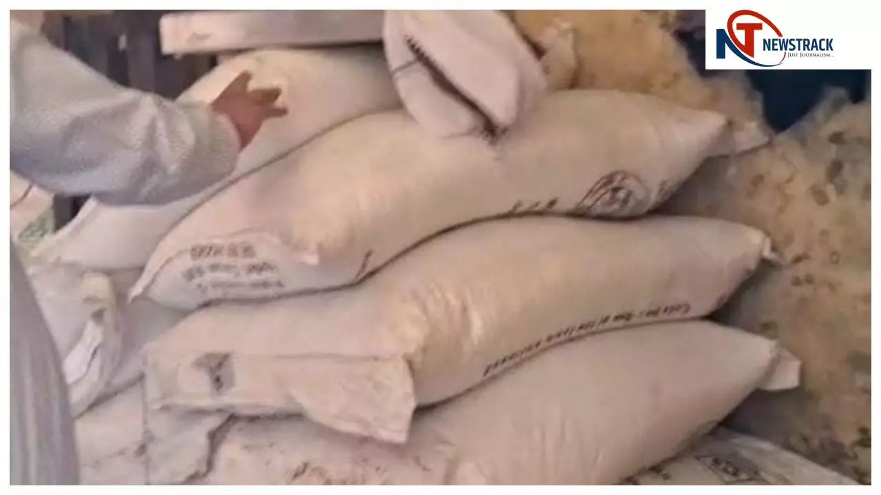 बुलंदशहर: धर्म कांटे पर मिली गरीबों की चीनी, जांच और कार्रवाई शुरू बुलंदशहर: धर्म कांटे पर मिली गरीबों की चीनी, जांच और कार्रवाई शुरू