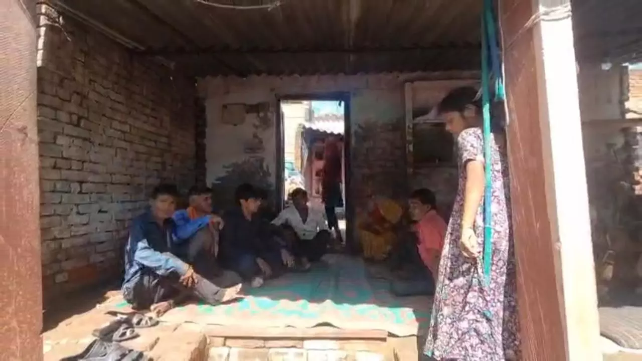 Mathura News: झुडावई में शोकसभा के दौरान मकान की छत गिरी, 5 घायल, 2 की हालत गंभीर