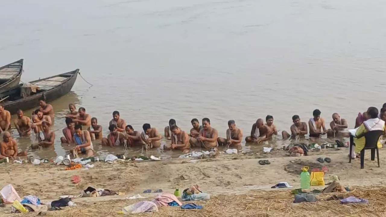 चंदौली में पितृपक्ष का शुभारंभ, गंगा तट पर तर्पण कर श्रद्धालुओं ने पूर्वजों को दी श्रद्धांजलि चंदौली में पितृपक्ष का शुभारंभ, गंगा तट पर तर्पण कर श्रद्धालुओं ने पूर्वजों को दी श्रद्धांजलि