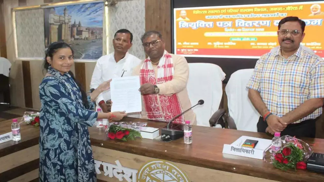 Auraiya News: यूपी में सरकारी नौकरियों की सौगात, औरैया में 9 चयनित कर्मचारियों को मिला नियुक्ति पत्र