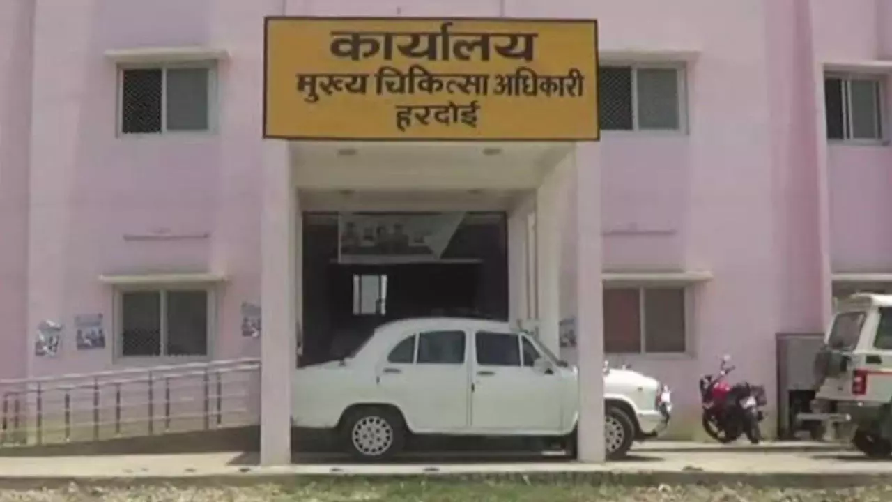 Hardoi News: हरदोई को मिला नया मुख्य चिकित्सा अधिकारी, डॉ. भवनाथ पांडेय ने संभाला पदभार