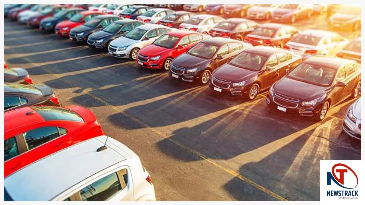 GST कटौती से कारें हुईं सस्ती, Maruti से Mercedes तक लाखों की बचत का मौका।