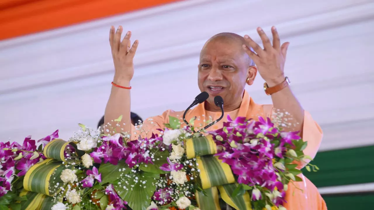 UP News: CM योगी बोले यूपी में अब नौकरियों की बौछार, हर क्षेत्र में यूपी अग्रणी