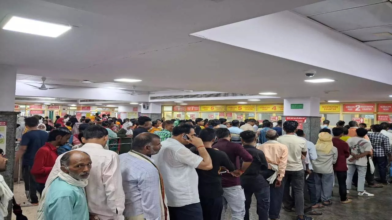 बारिश ने बढ़ाई समस्या, फिर भी इलाज के लिए अस्पतालों में उमड़ी भीड़