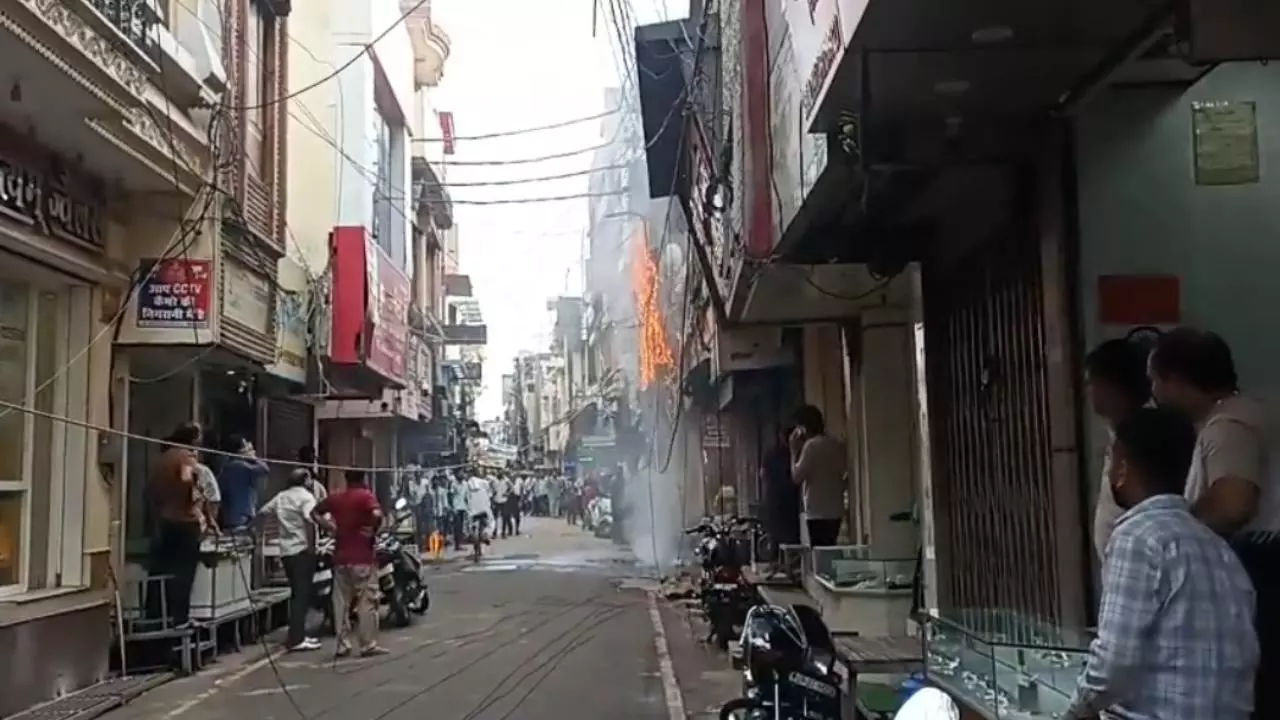 Hapur News: हापुड़ के सर्राफा बाजार में बिजली के तारों में लगी भीषण आग, बड़ा हादसा टला