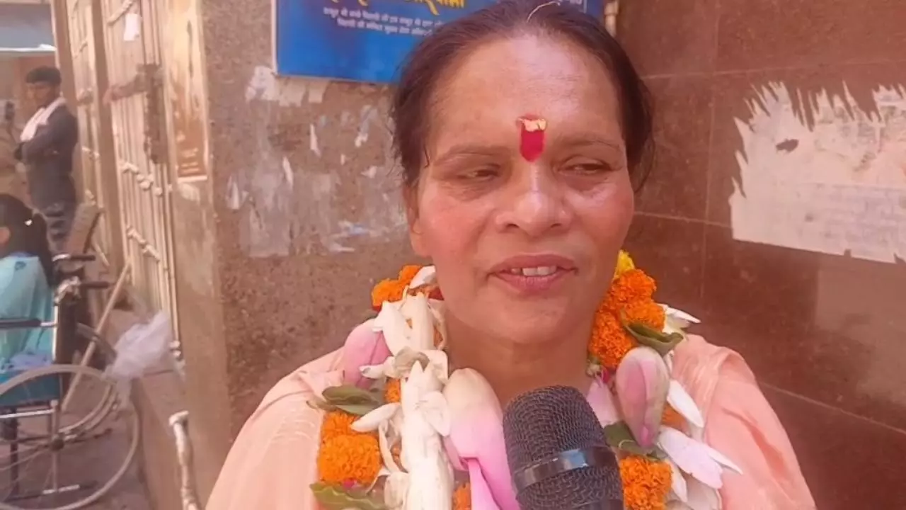 साध्वी प्राची ने वृंदावन बांके बिहारी मंदिर में दर्शन किए, विपक्ष पर साधा निशाना