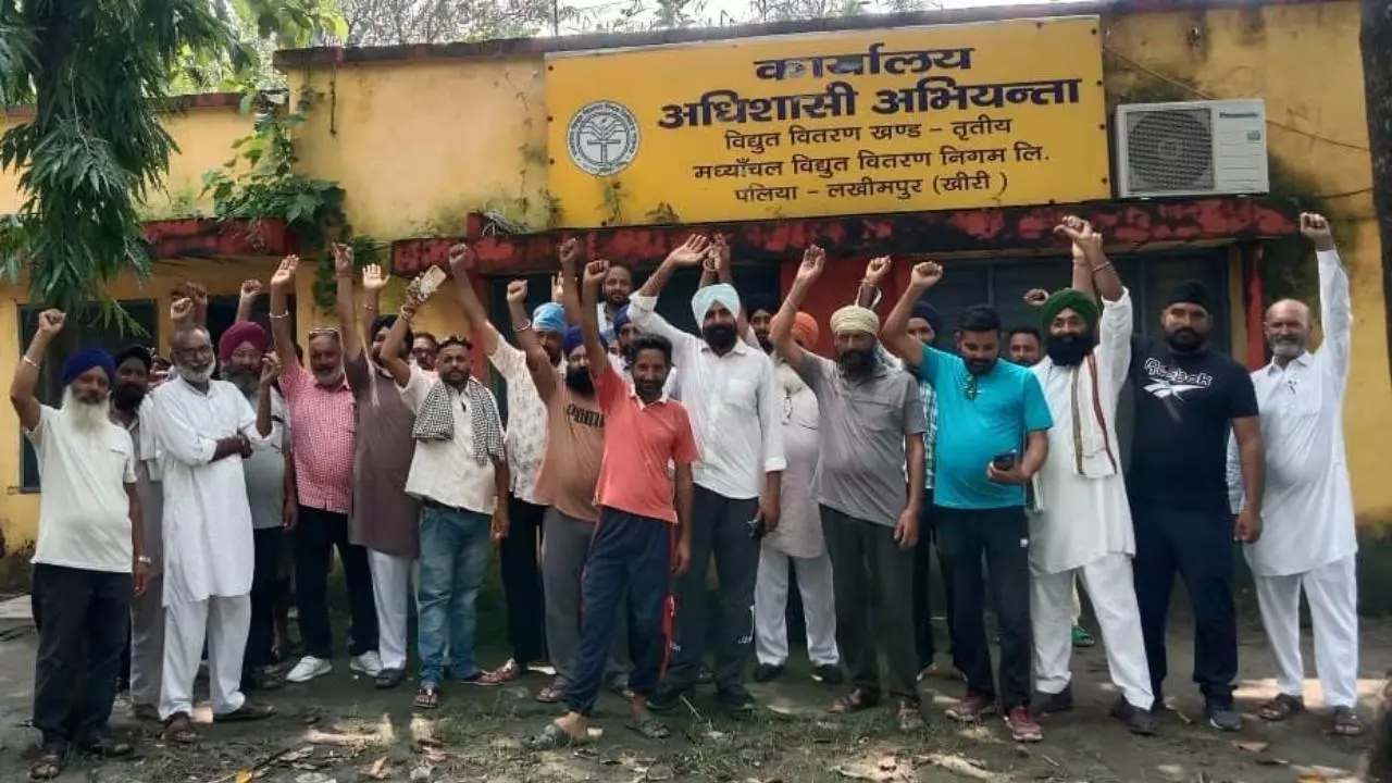 Lakhimpur Kheri: पलिया के दो गांवों में चार दिन से बिजली न आने पर ग्रामीणों ने हाइडिल का किया घेराव