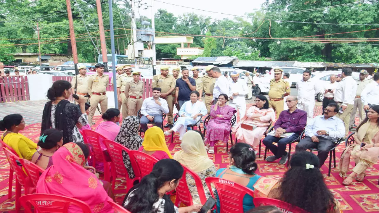 Lakhimpur Kheri: लखीमपुर में नोडल ने आकांक्षा स्टोर और कैफे का निरीक्षण कर महिलाओं से संवाद किया