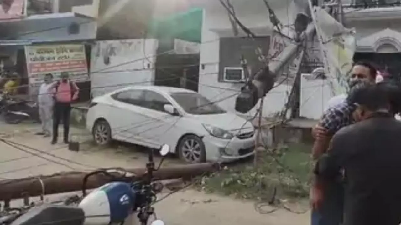 Gonda Accident: ट्रक से टकराकर गिरे बिजली के खंभे, कम्प्यूटर सेंटर मालिक गंभीर