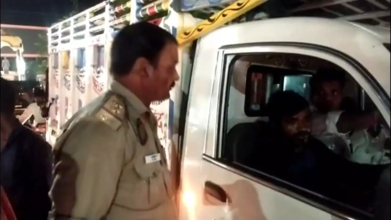 Barabanki News: ट्रैफिक चेकिंग में चालक ने पुलिसकर्मियों पर चढ़ाई गाड़ी, मचा हड़कंप