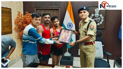 Hardoi News: बेनीगंज से हरदोई तक 40 किलोमीटर दौड़ कर पहुंचे युवा, पुलिस अधीक्षक ने किया सम्मानित Hardoi News: बेनीगंज से हरदोई तक 40 किलोमीटर दौड़ कर पहुंचे युवा, पुलिस अधीक्षक ने किया सम्मानित