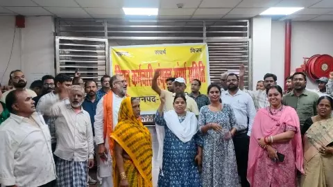 Agra News: आगरा बिजली व्यवस्था पर विवाद, टोरेंट पावर का ठेका रद्द करने की उठी मांग