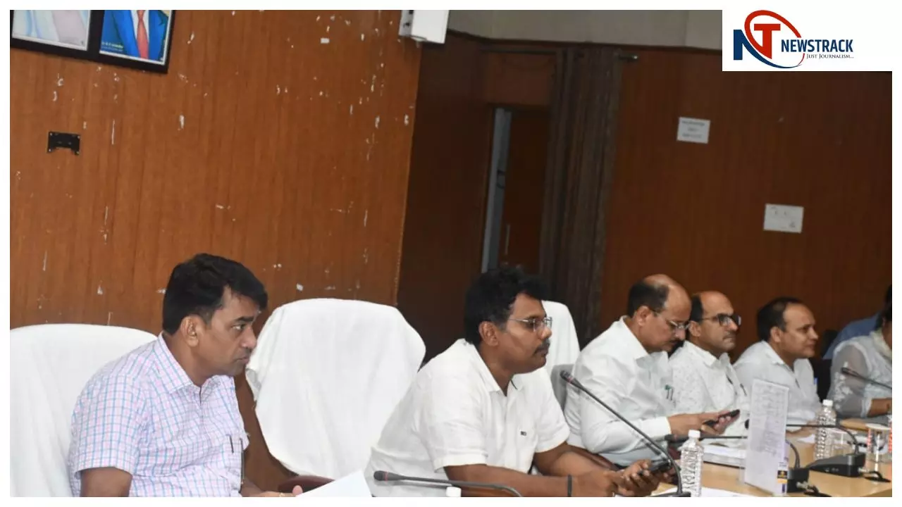 सिद्धार्थनगर: जिला स्वास्थ्य समिति बैठक सम्पन्न, घर पर प्रसव पर रोक व स्वास्थ्य सेवाओं में सख्ती